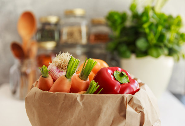 白色背景的水果和蔬菜的纸袋，生态购物，零浪费，素食的概念图片下载