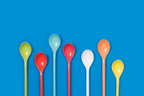 七把彩色塑料勺子图片下载