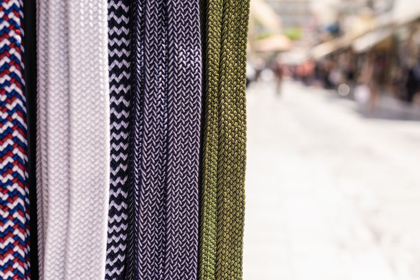 传统手工编织的男士腰带在赫拉克里安市场。克里特岛。希腊图片下载