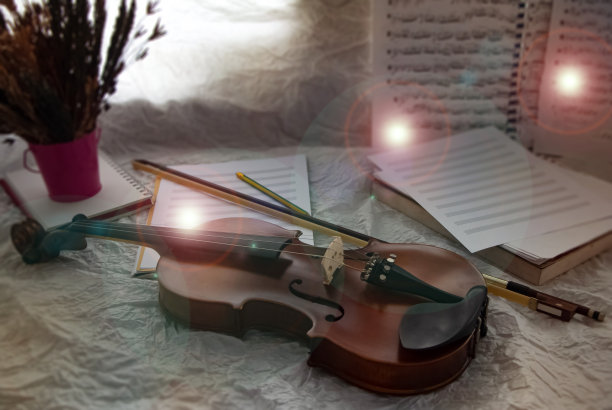 小提琴放背景，镜头光晕效果，四周光线模糊图片下载
