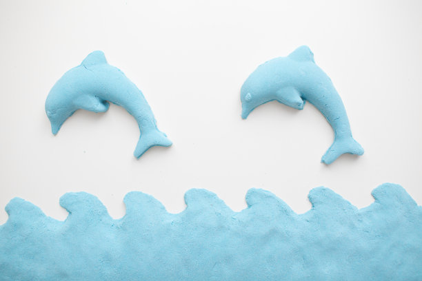 动态沙-现代儿童发展玩具。海豚和蓝水配对。图片下载