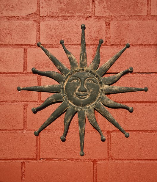 砖墙上的金属太阳图片下载