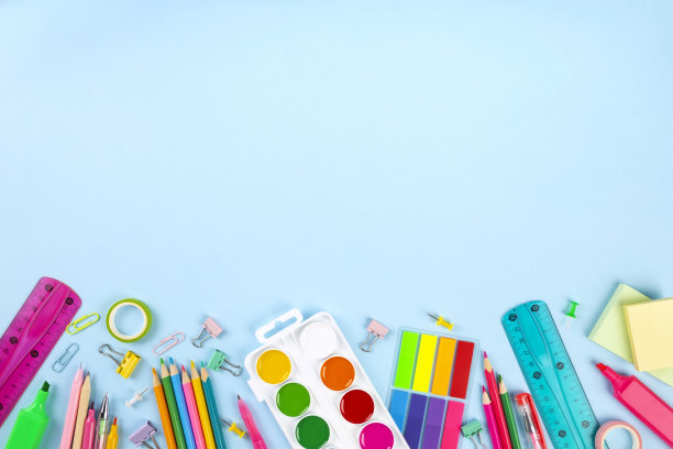 蓝色背景上的各种学校办公室和绘画用品。回到学校的概念。前视图。本空间图片下载