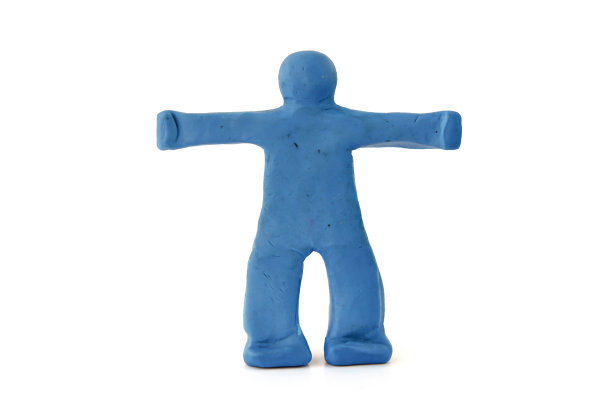 蓝色的人由粘土制成，孤立在白色的背景上。图片下载