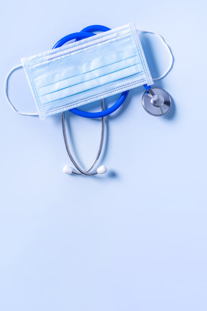蓝色口罩-带听诊器的医疗设备，世界疾病大流行的概念感染和预防。图片下载