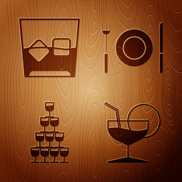 设置马提尼玻璃杯，玻璃杯，威士忌和冰块图片下载