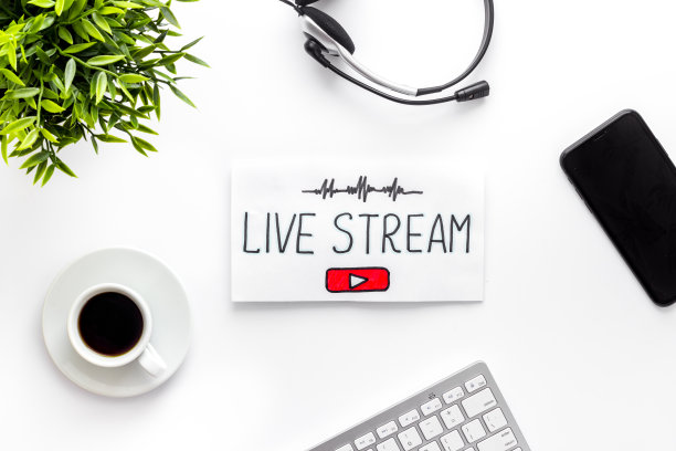 在线流媒体社交媒体概念。写字板在办公桌上俯视图图片下载