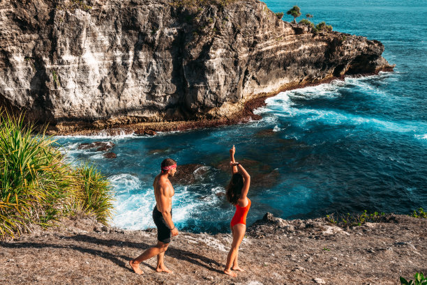 一对在沙滩上相爱的情侣。巴厘岛海边的一对美丽的夫妇。印度尼西亚一个岛上的一对单身夫妇。岛上的婚礼旅行。一对快乐的度假情侣。假期在亚洲图片下载