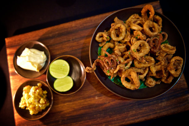 炸鱿鱼小吃在巴厘岛的排骨板上图片下载