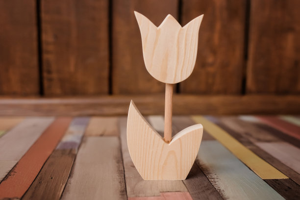 木地板上的郁金香装饰宝宝的生日庆祝活动。蛋糕粉碎。春天的装饰。图片下载