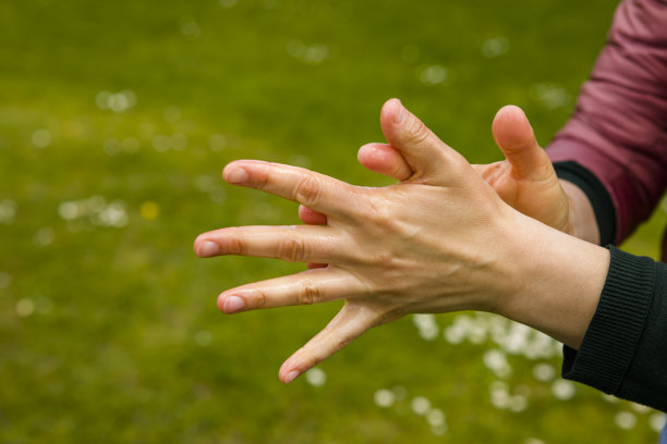 清洁双手，注意卫生。洗手时用凝胶、酒精杀菌，当你从公园回来时要注意卫生。它可以防止细菌和细菌的传播，防止冠状动脉病毒和其他病毒的感染图片下载