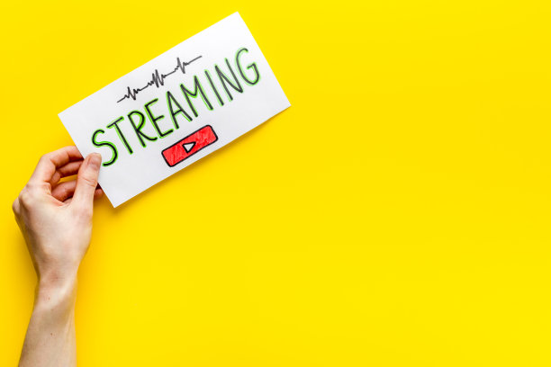 网络直播概念。女性手中握着纸碑。俯视图图片下载