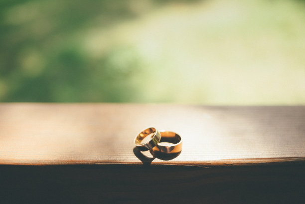 木制背景上的金婚戒图片下载