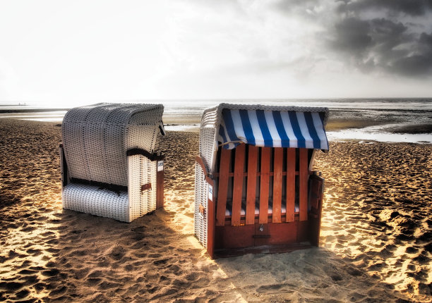 带背光的彩色沙滩椅图片下载