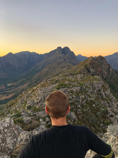 俯瞰山脊的人图片下载