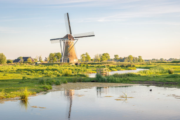 经典的荷兰景观与传统的风车图片下载