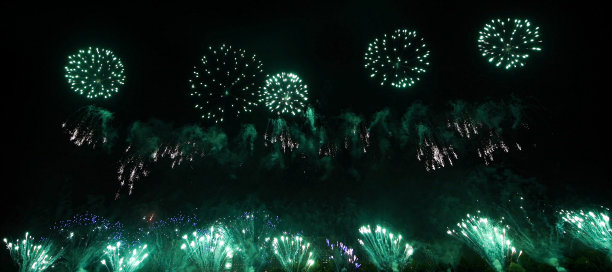 五彩缤纷的烟花在夜空中，孤立在黑色背景上，冠状病毒的大流行结束了图片下载