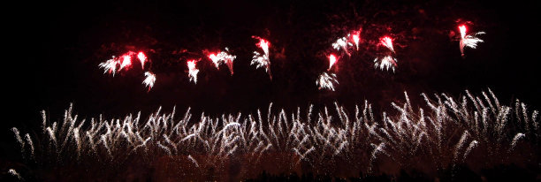 缤纷抽象的烟花在夜空中，孤立在黑色背景上，全景图片下载