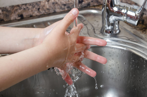 在水龙头下洗手，不要用肥皂。卫生概念的细节。图片下载