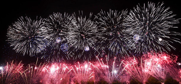 未来色彩抽象烟花在夜空中，孤立的黑色背景图片下载