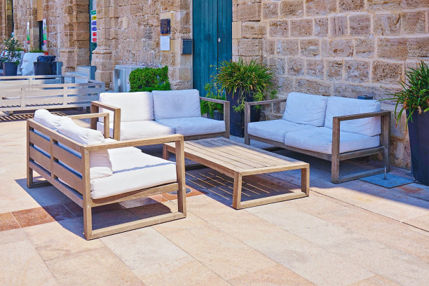 现代夏季家具露台附近的咖啡馆，户外度假村图片下载