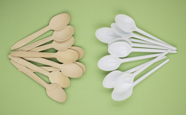 有害塑料餐具和环保木制餐具。零浪费的概念图片下载