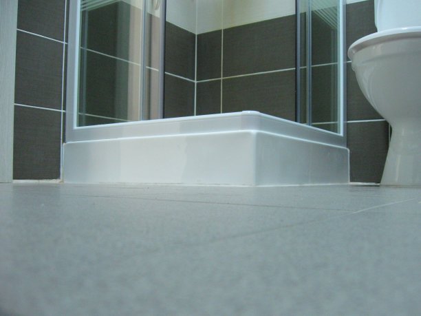 从底部的角度看浴室的一部分图片下载