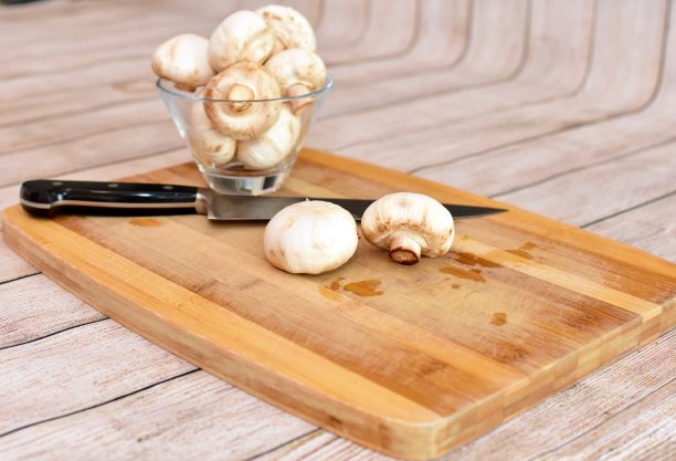 新鲜生的有机蔬菜准备好切丁和切菜，为家人准备健康的家庭烹饪意大利面酱晚餐图片下载