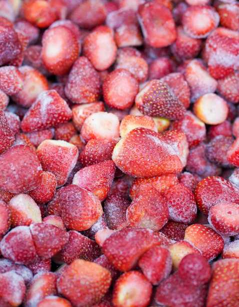 新鲜的近距离冰冻草莓覆盖霜。图片下载
