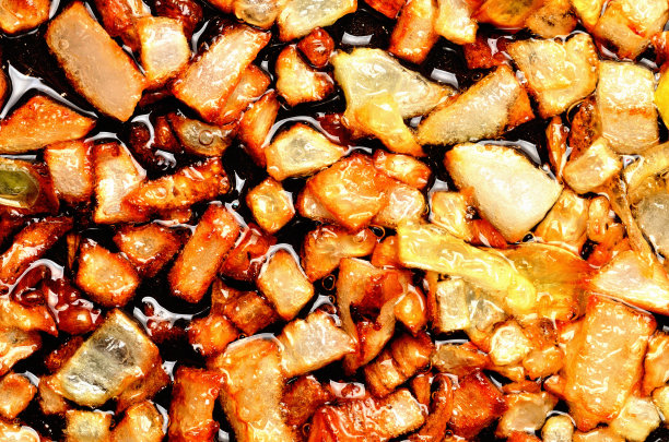 金色的洋葱碎在油里炸的特写。前视图。图片下载