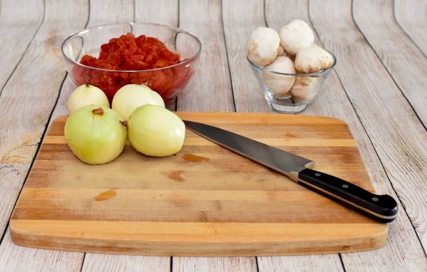 新鲜生的有机蔬菜准备好切丁和切菜，为家人准备健康的家庭烹饪意大利面酱晚餐图片下载