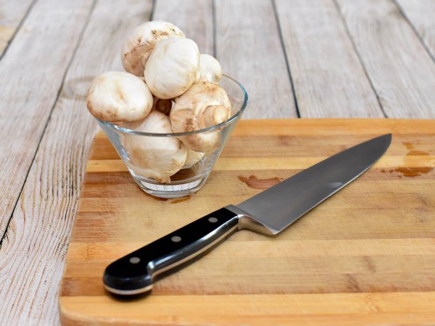 新鲜生的有机蔬菜准备好切丁和切菜，为家人准备健康的家庭烹饪意大利面酱晚餐图片下载