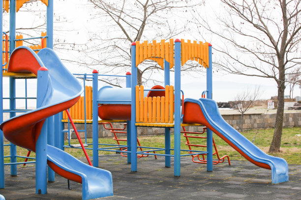 城市公园里五颜六色的儿童游乐场图片下载