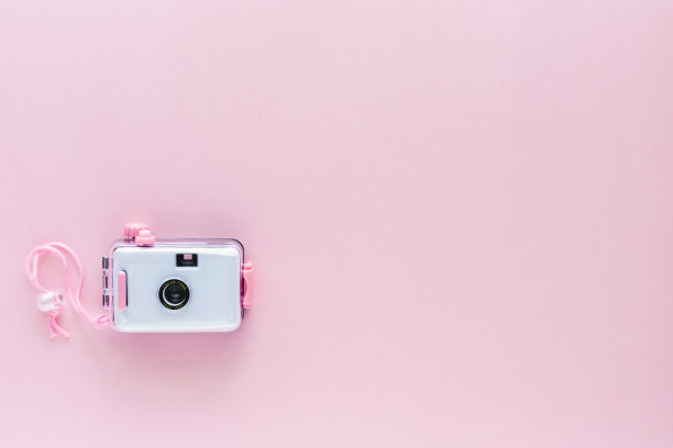 相机防水玩具在粉红色的背景与复制空间图片下载