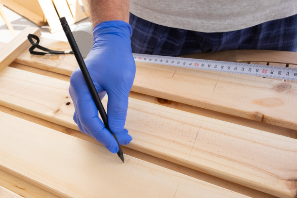 组装家具的特写镜头图片下载