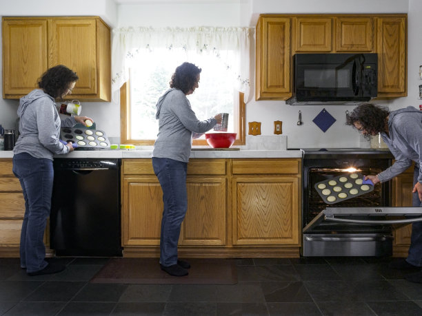 综合高级女性烘焙纸杯蛋糕三个职位图片下载