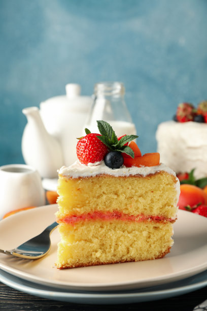 搭配美味的浆果奶油蛋糕放在木桌上。美味的甜点图片下载