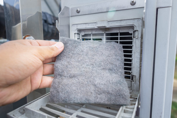 某工业工厂的控制柜防尘过滤网非常脏，需要更换新的，以有效的防尘保护电子设备图片下载