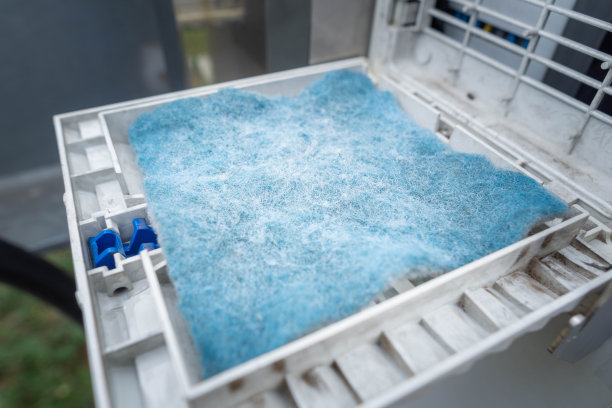 某工业工厂的控制柜防尘过滤网非常脏，需要更换新的，以有效的防尘保护电子设备图片下载