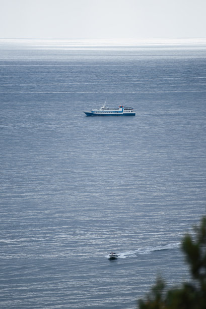 在阴天乘船旅行图片下载