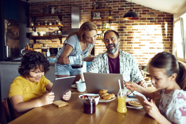 家人吃早饭图片下载