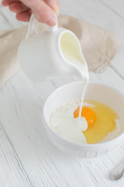 制作煎饼的配料，面粉，牛奶，鸡蛋，俯视图图片下载