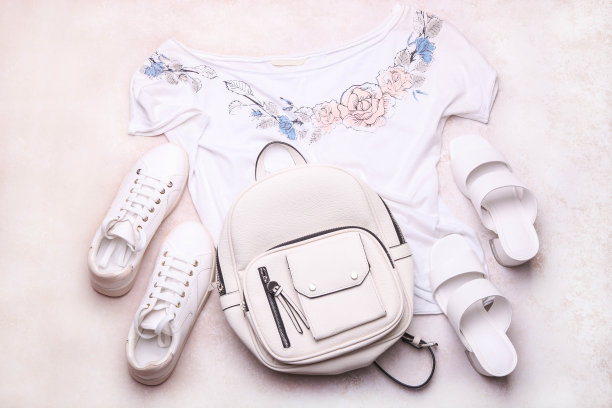 女性白色背包，鞋子和一件t恤图片下载
