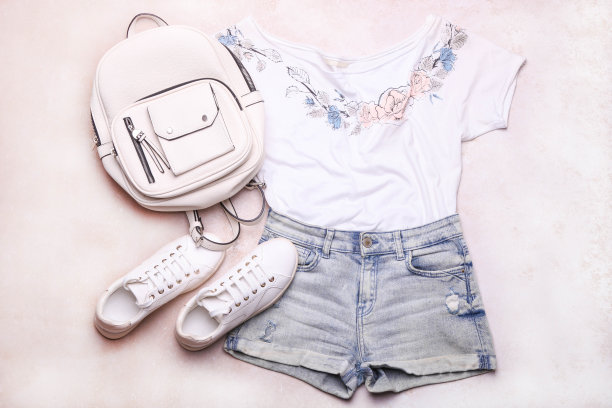 女性时尚服装与配饰的拼贴图片下载