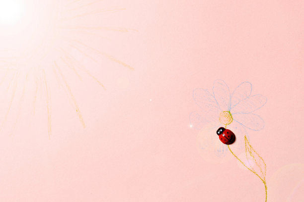 孤独的瓢虫，寻找着模拟的太阳，坐在假花上，梦想着更好的生活。虚拟现实的概念图画和象征图片下载