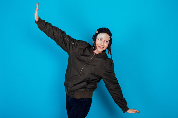 飞机上的女飞行员会飞图片下载