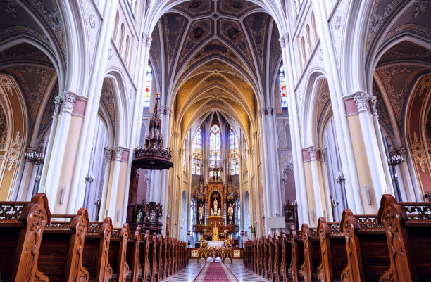 拉多姆圣母保护大教堂。美丽的中世纪新哥特式教堂。大教堂室内。图片下载