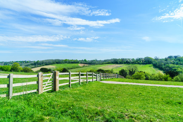 农场和山区景色图片下载