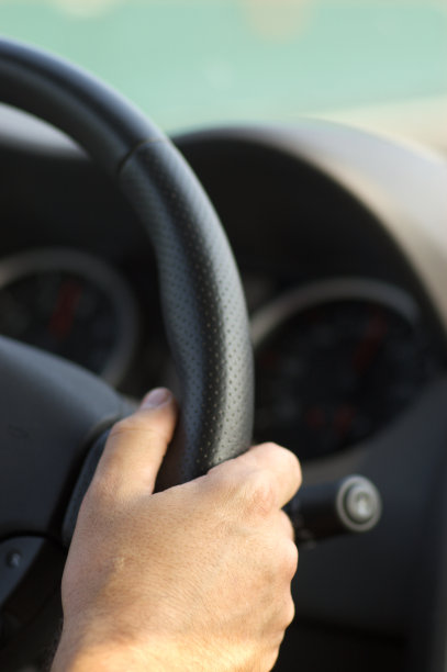 司机把手放在方向盘上图片下载