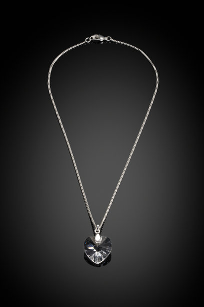 钻石项链孤立在黑色背景图片下载